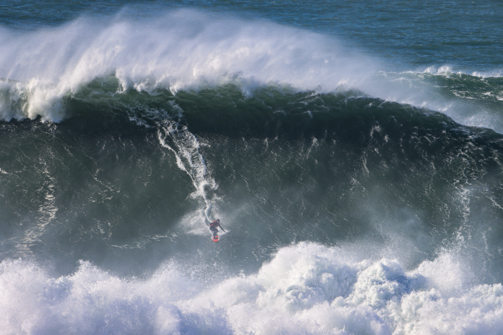 Mau Otero hace historia en Nazaré y pone a México en las olas más grandes del mundo